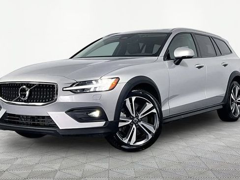 Used 2025 Volvo V60 B5 Cross Country Plus AWD/4WD image 2