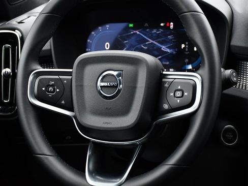 Certified 2025 Volvo XC40 B5 Plus image 21