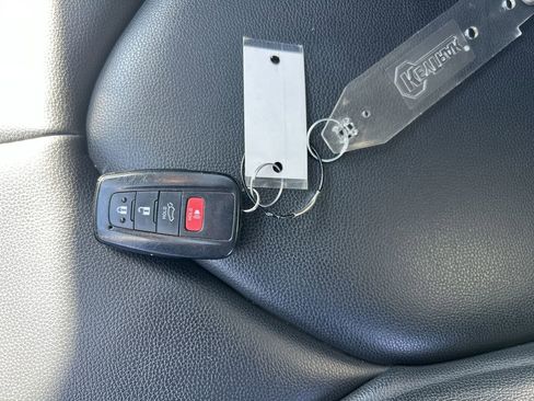 Used 2023 Toyota Highlander XLE image 38