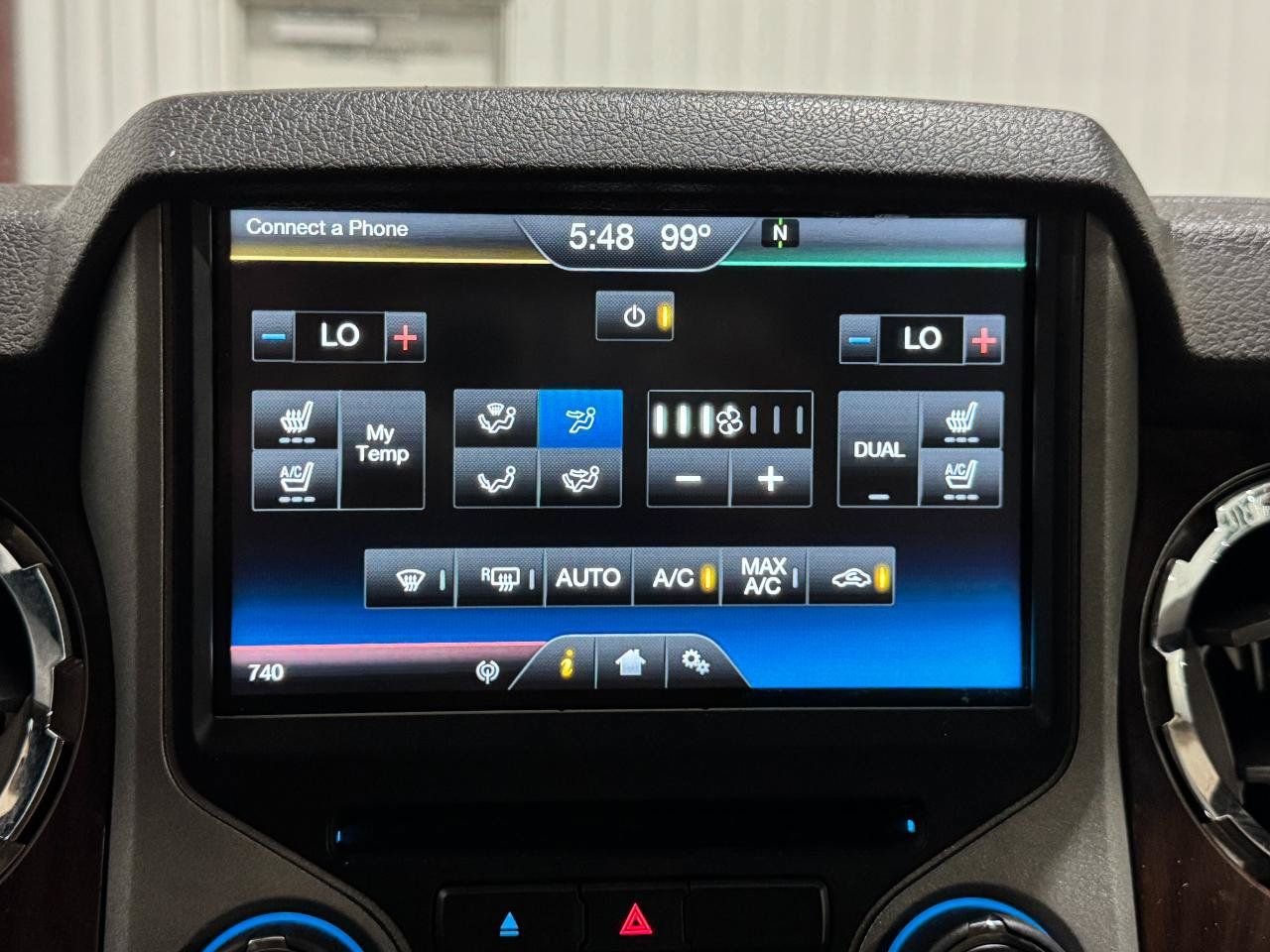 Used 2015 Ford F250 Lariat w/ Lariat Interior Package AWD/4WD image 11