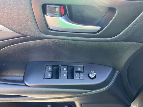 Used 2019 Toyota Highlander SE image 24