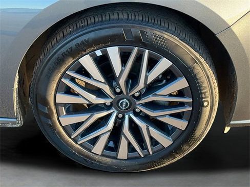 Used 2025 Nissan Altima 2.5 SV image 9