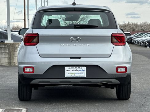 Used 2023 Hyundai Venue SE image 5