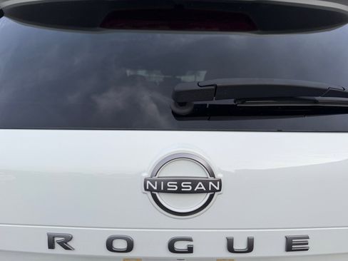 Used 2025 Nissan Rogue S image 24