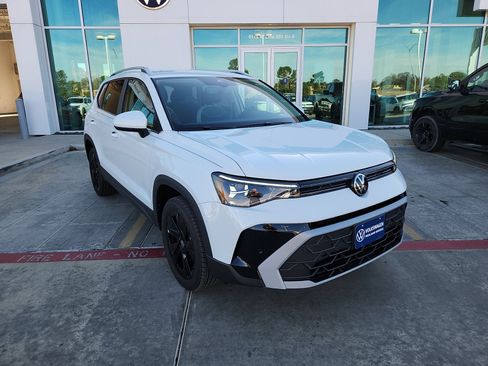 New 2026 Volkswagen Taos SE image 1