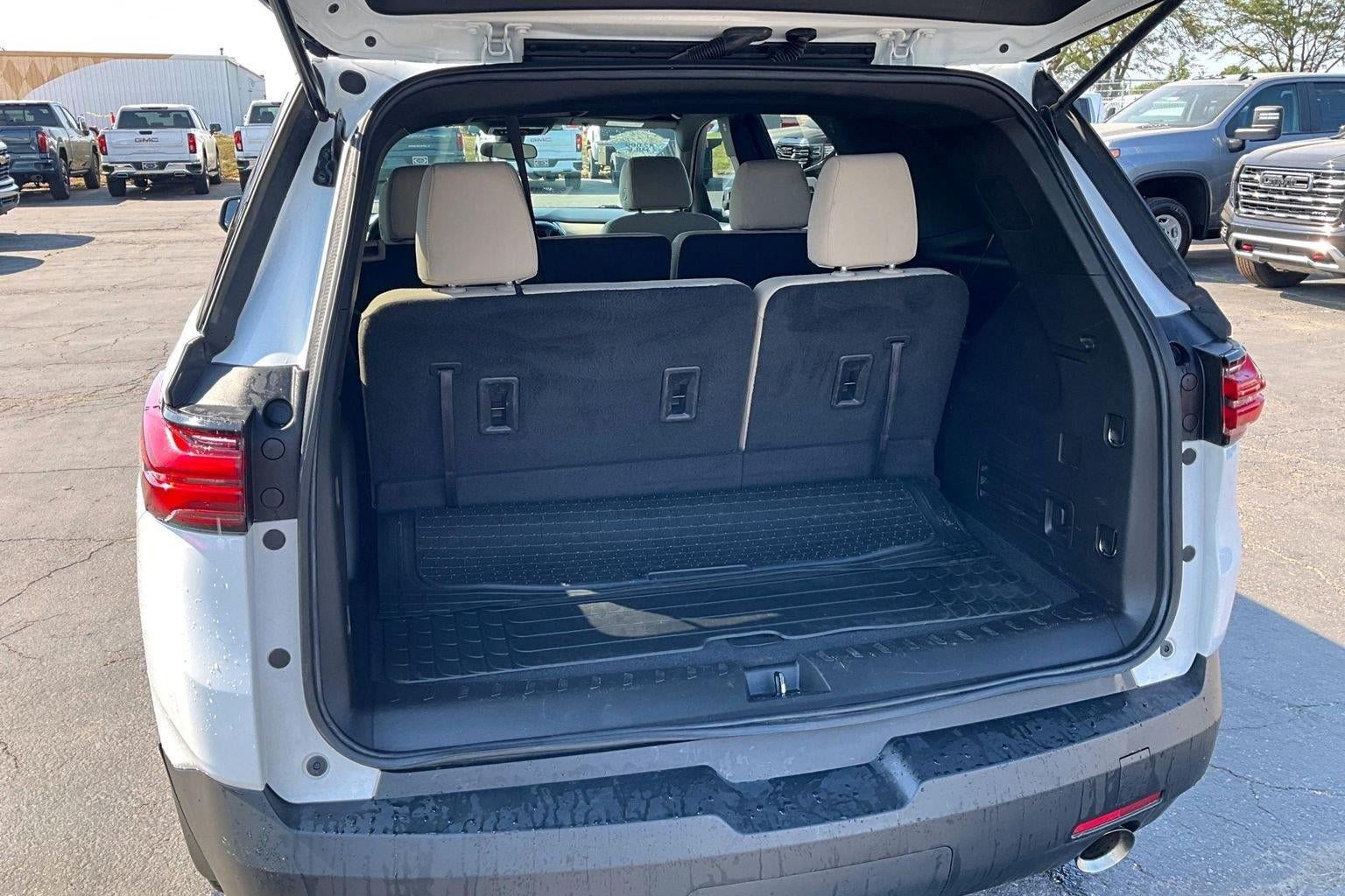 Used 2022 Chevrolet Traverse LS AWD/4WD image 4