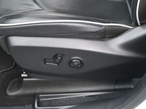 Used 2025 Chrysler Pacifica Limited image 11