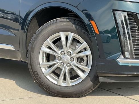 New 2025 Cadillac XT6 Luxury image 3
