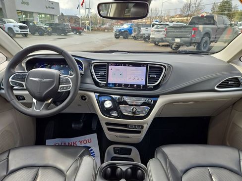 Used 2023 Chrysler Pacifica Touring-L FWD image 19