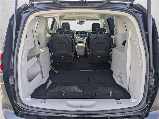 Used 2024 Chrysler Pacifica Touring-L FWD image 6