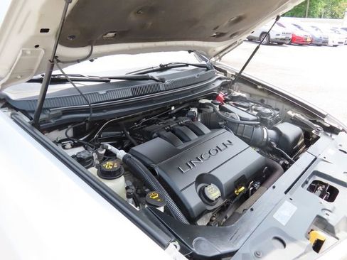 Used 2010 Lincoln MKT 2WD image 28