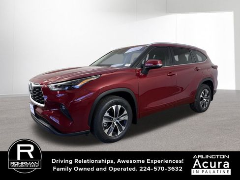 Used 2024 Toyota Highlander XLE AWD/4WD image 2