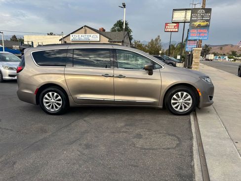 Used 2017 Chrysler Pacifica Touring-L image 9