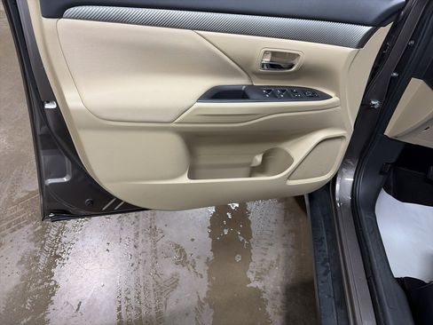 Used 2018 Mitsubishi Outlander SE image 12