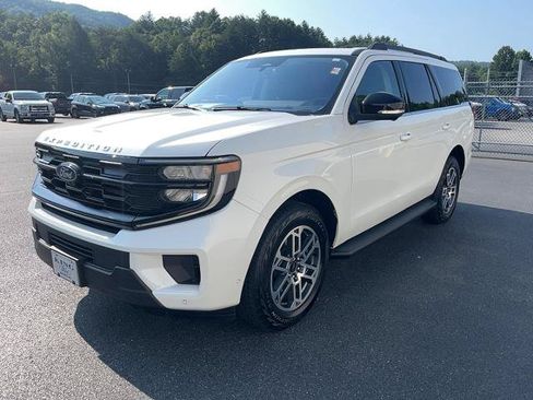 Certified 2025 Ford Expedition Active AWD/4WD image 2