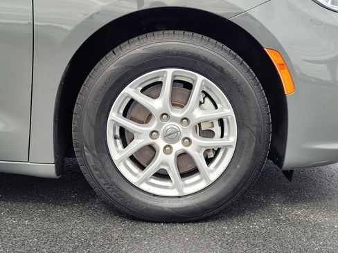 Used 2022 Chrysler Pacifica Touring-L FWD image 11