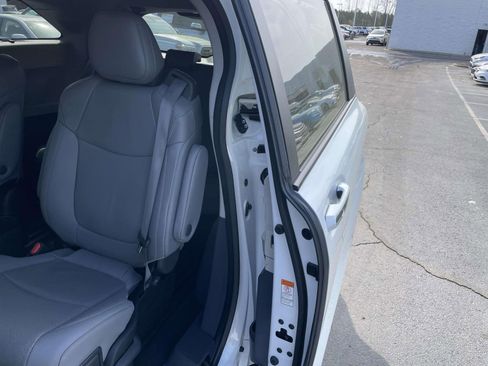 Used 2023 Toyota Sienna Limited image 15