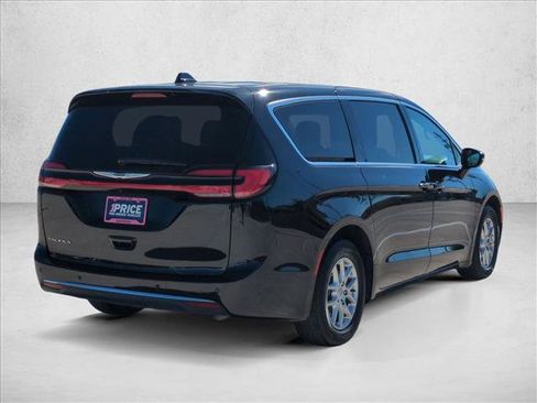 Used 2025 Chrysler Pacifica Select image 5