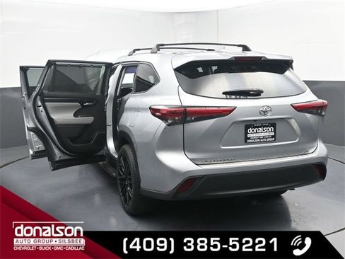 Used 2021 Toyota Highlander XLE image 25