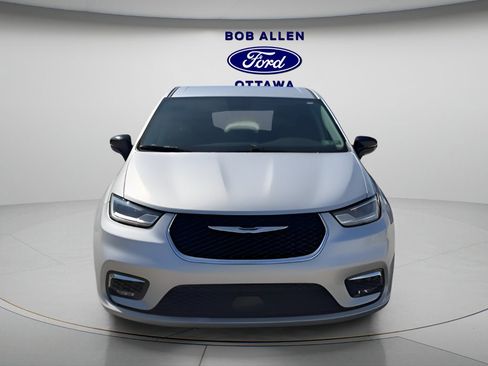 Used 2024 Chrysler Pacifica Select image 13