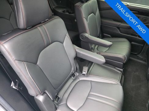 Used 2025 Honda Pilot TrailSport image 31