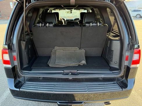 Used 2017 Lincoln Navigator Select image 14
