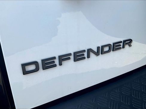 Used 2025 Land Rover Defender 110 V8 AWD/4WD image 22
