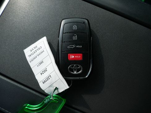 Used 2024 Toyota Highlander XLE AWD/4WD image 34