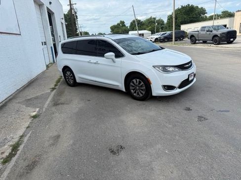 Used 2019 Chrysler Pacifica Touring-L FWD image 3
