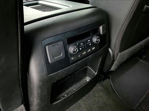 Used 2018 Chevrolet Suburban Premier image 31