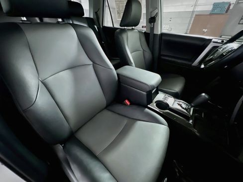 Used 2020 Toyota 4Runner SR5 Premium w/ Moonroof Package RWD image 31