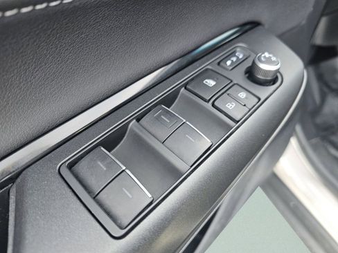 Used 2024 Toyota Venza LE image 27