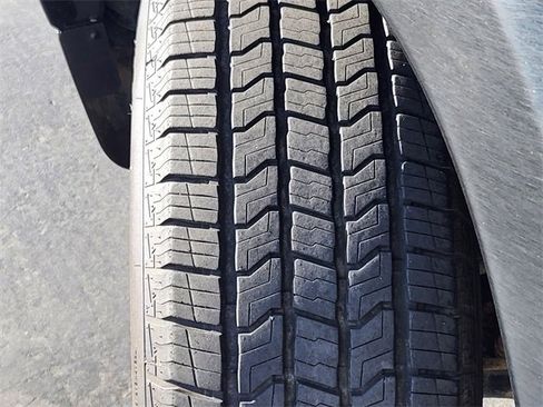 Used 2024 Nissan Frontier SV image 11