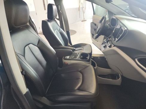 Used 2023 Chrysler Pacifica Touring-L FWD image 21