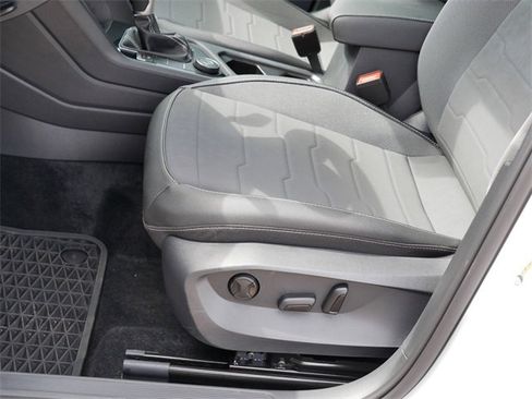 Certified 2025 Volkswagen Taos SE image 14