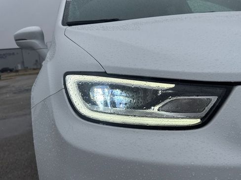 Used 2022 Chrysler Pacifica Touring-L image 10