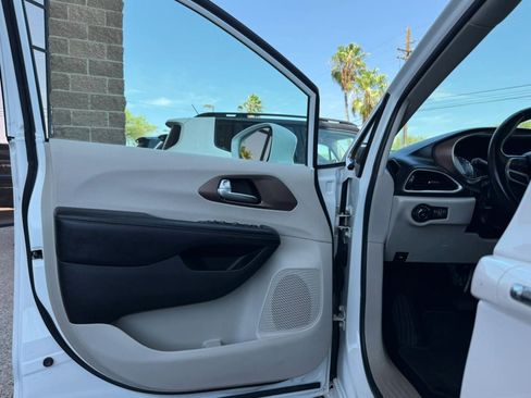 Used 2017 Chrysler Pacifica Touring-L w/ Tire & Wheel Group FWD image 36