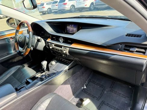 Used 2013 Lexus ES 300h w/ Luxury Pkg FWD image 39