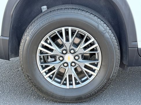 Used 2025 Chevrolet Traverse LT FWD image 36