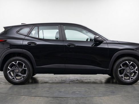 Used 2025 Chevrolet Trax LT FWD image 11