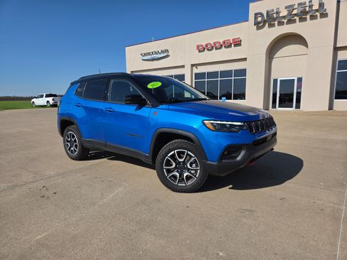 Used 2025 Jeep Compass Trailhawk w/ Trailhawk Elite Group AWD/4WD image 2