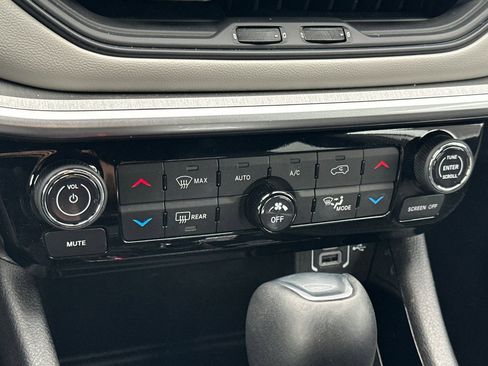 Used 2025 Jeep Compass Limited image 20