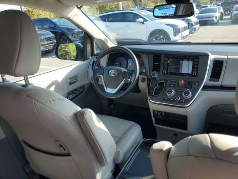 Used 2019 Toyota Sienna L image 13