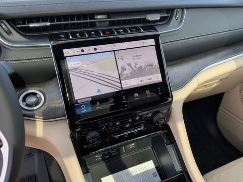 New 2025 Jeep Grand Cherokee L Limited image 24