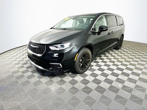 Certified 2024 Chrysler Pacifica Touring-L image 5