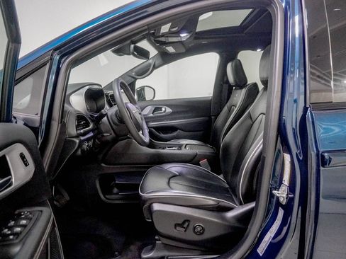Used 2025 Chrysler Pacifica Limited FWD image 21