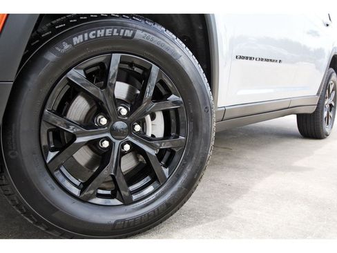 Used 2025 Jeep Grand Cherokee Altitude RWD image 28