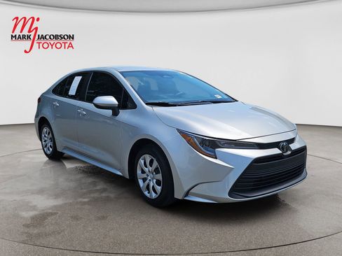 Used 2024 Toyota Corolla LE FWD image 3