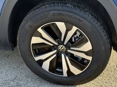 Certified 2025 Volkswagen Atlas Cross Sport SE image 4