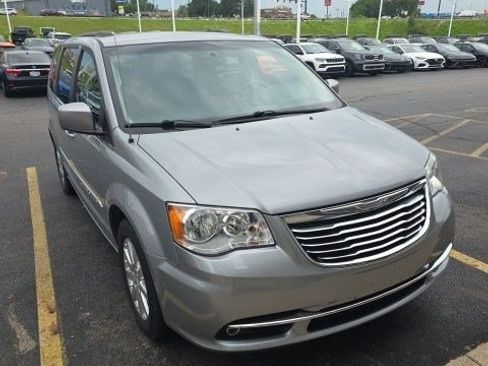 Used 2015 Chrysler Town & Country Touring FWD image 1